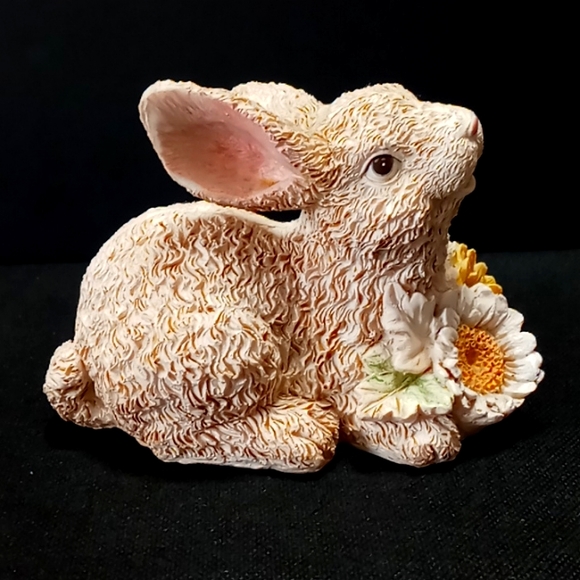 Vintage K's Collection "Bunny with Sunflowers" Resin Figurine - Picture 2 of 7